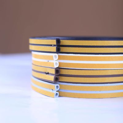 Dimensões e formas personalizadas Tempo Descascar Faixa de vedação de borracha para portas e janelas Cores NEGRO/GRAU/MARRO/BLANCO/OUTRO