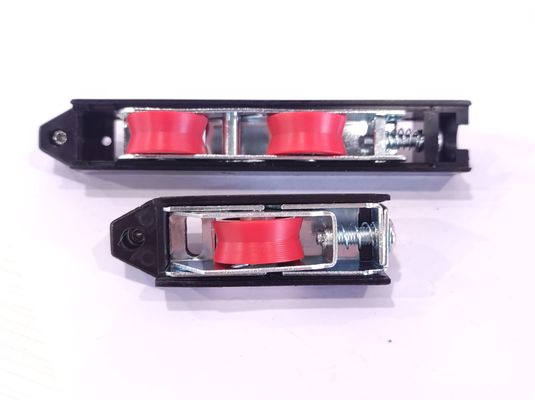 Rolos de porta de pátio deslizantes pretos de alumínio com ranhuras